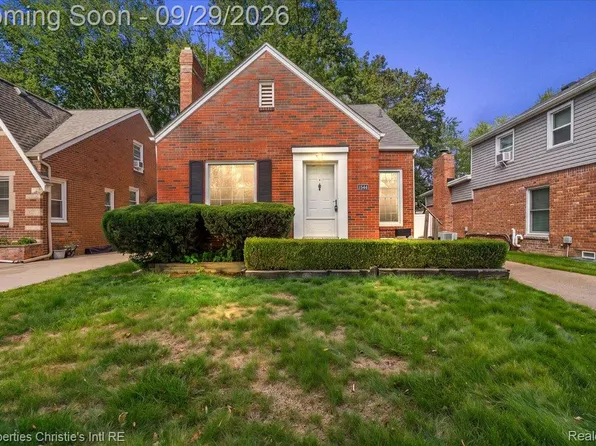 1544 Hampton Rd, Grosse Pointe Woods, MI 48236