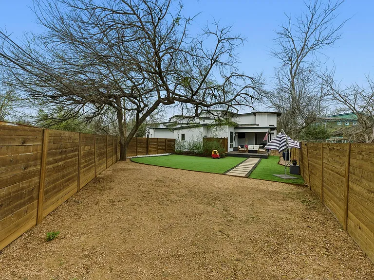 1405 Camelot Cir #A — Photo 38