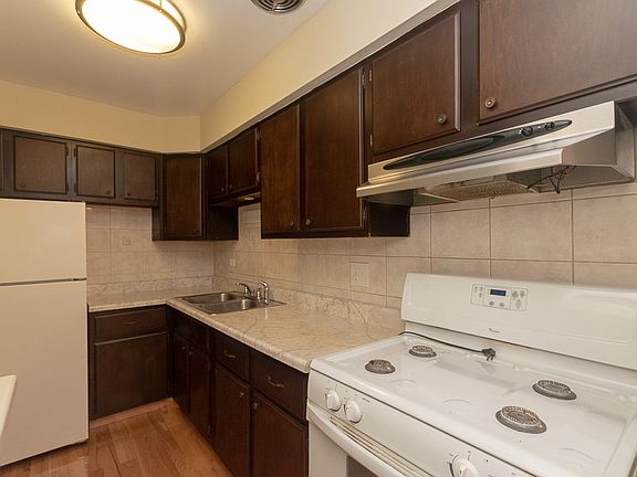 3rd image of 660 W Wrightwood Ave APT 214