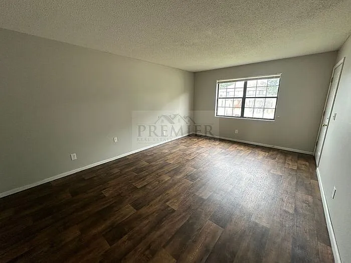 2 bed, 1.0 bath, $875 — Photo 4