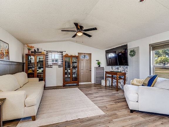 3rd image of 212 Farmhouse Rd