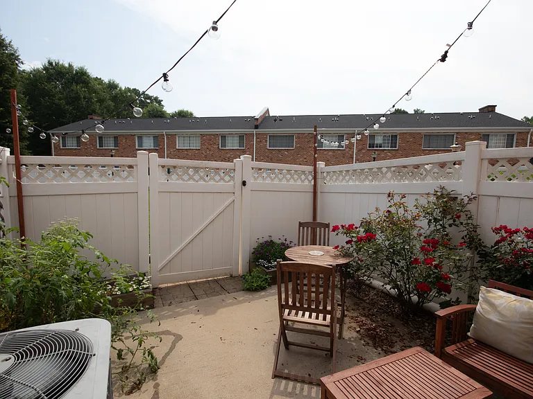 1330 Green Oaks Ln #E — Photo 4