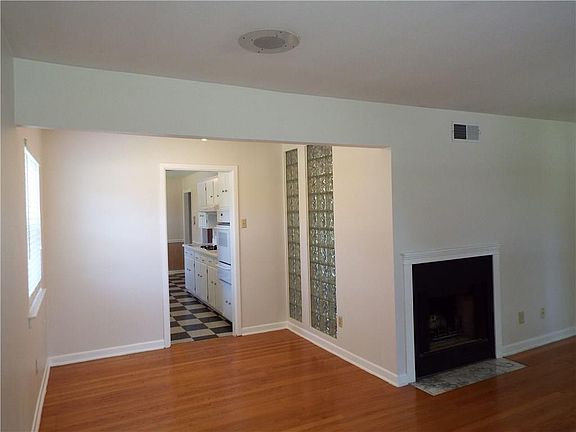 3rd image of 3833 Douglas Dr
