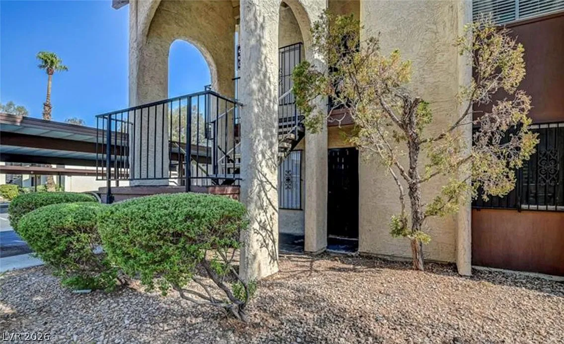 2 bed, 2.0 bath, 922 sqft, $1,400 — Photo 2