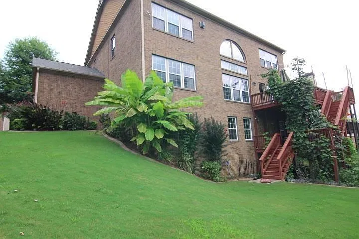 6 bed, 5.0 bath, 6893 sqft, $4,850 — Photo 2