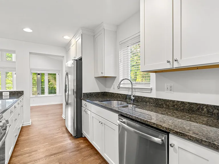 109 Devon Ct — Photo 9