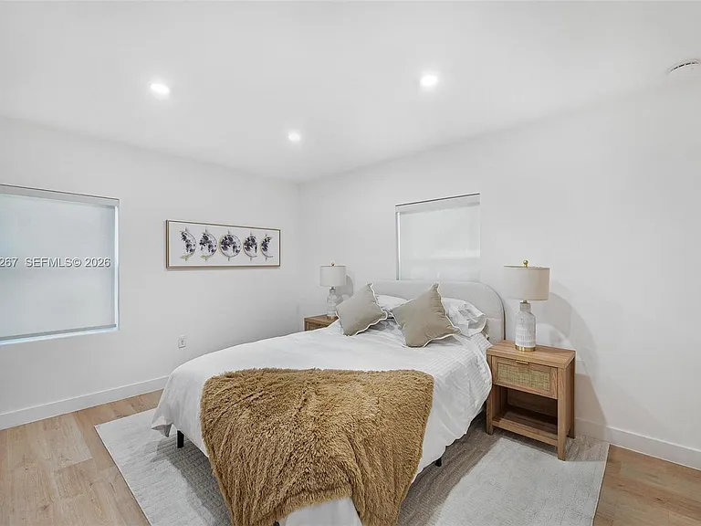 12325 NE 11th Pl — Photo 12