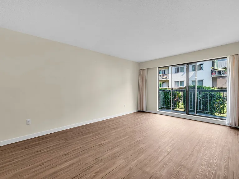 5130 Irving St — Photo 13