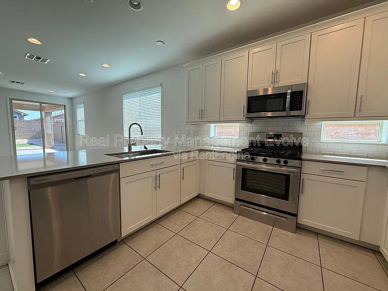 6324 W Warner St — Photo 6