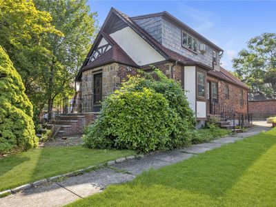 16 Broadway, Great Neck, NY, 11021