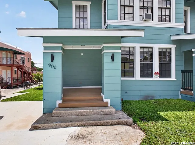 906 W Craig Pl — Photo 2