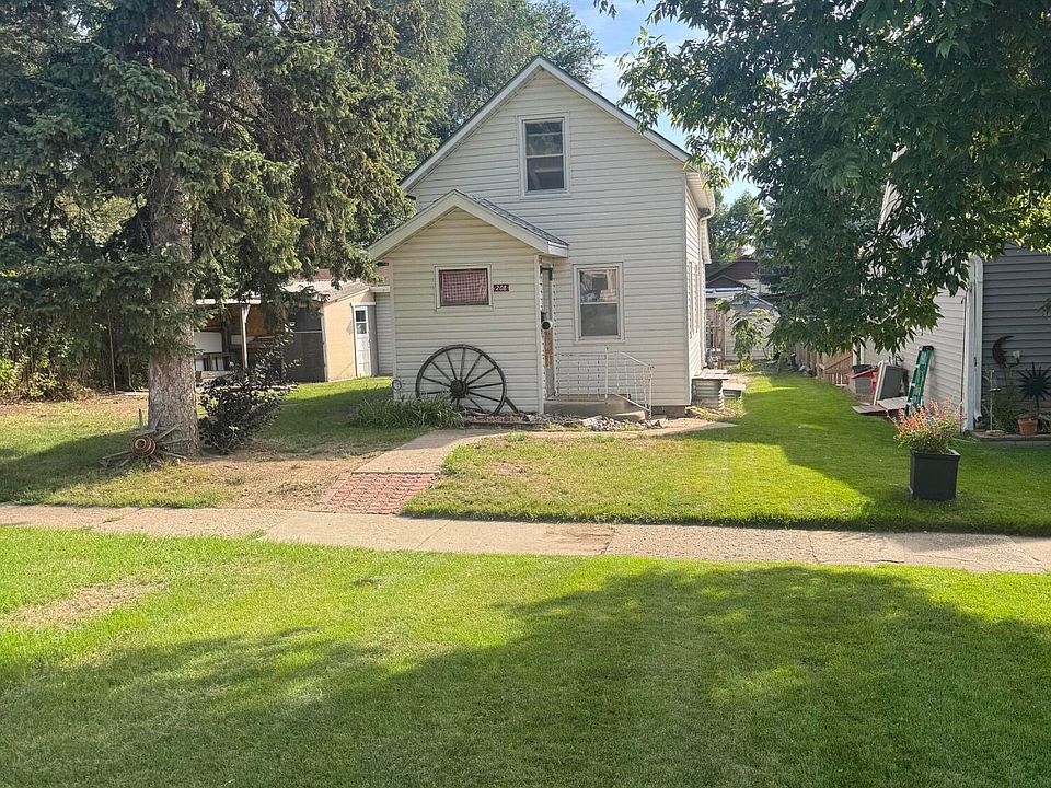 1st image of 208 10th Ave NW