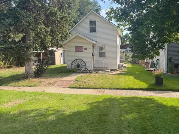 208 10th Ave NW, Mandan, ND 58554