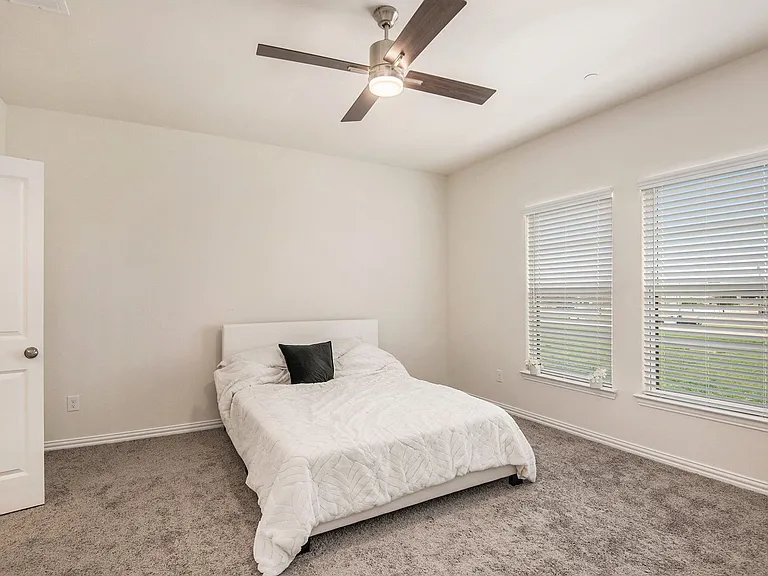 4525 Bishop St — Photo 11