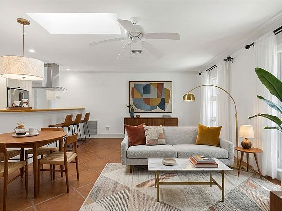 2nd image of 315 Date Palm Rd