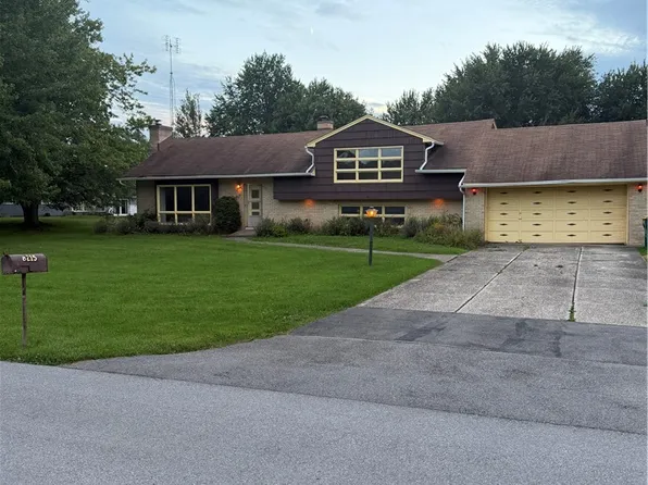 8215 W Ledge Ln, Williamsville, NY 14221