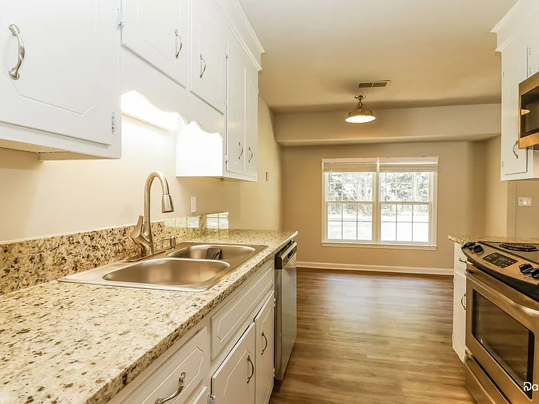 1311 Hampton Dr — Photo 2