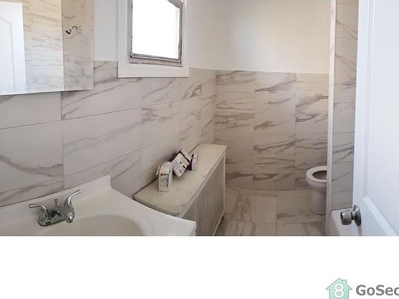 5th image of 56 Laurel Ave #2