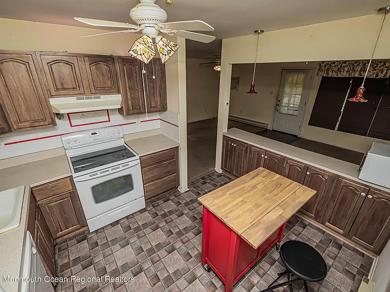 118 Amberly Dr #J — Photo 3