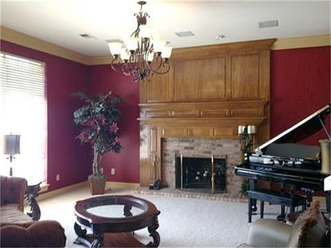 4th image of 704 Deer Creek Dr