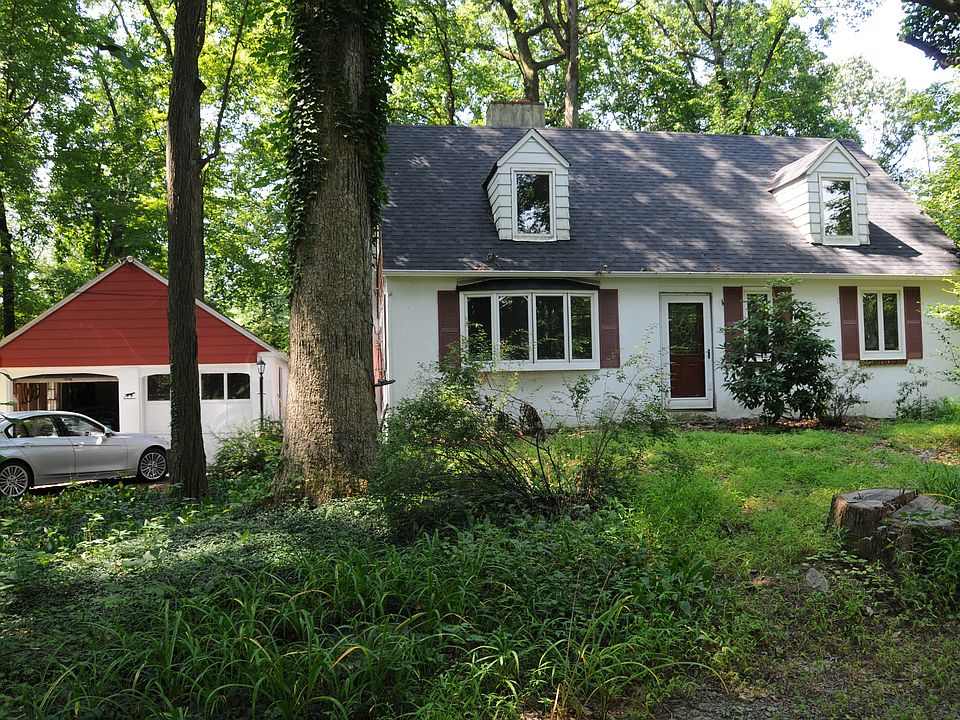 House with detached garage