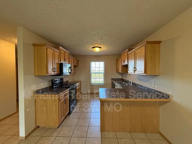 936 N Parkwood Ave — Photo 1