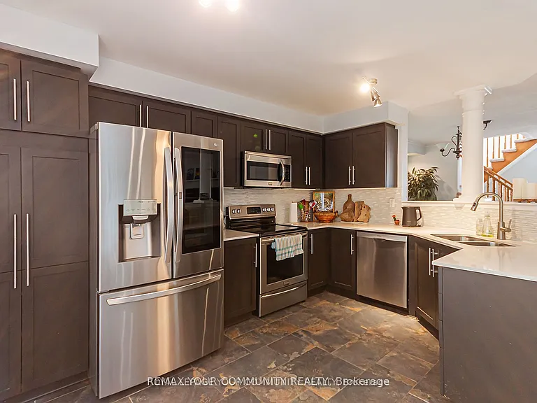 688 Hamilton Cres — Photo 6