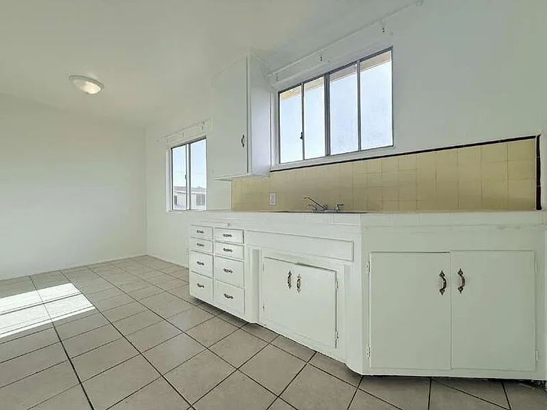 943 W 68th St #4 — Photo 13