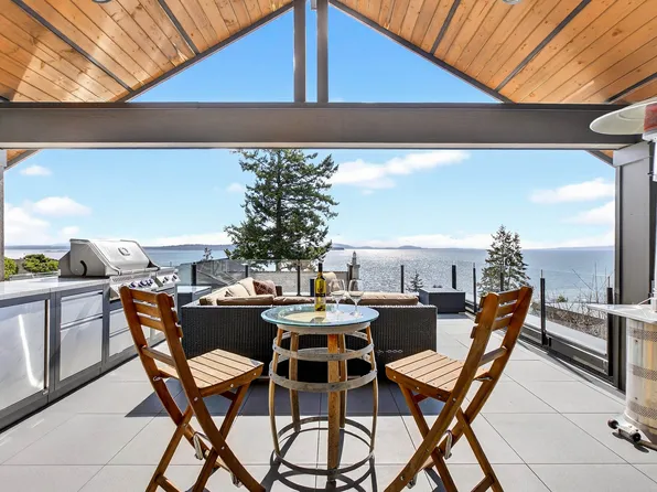 1279 Everall St, White Rock, BC V4B 3S4