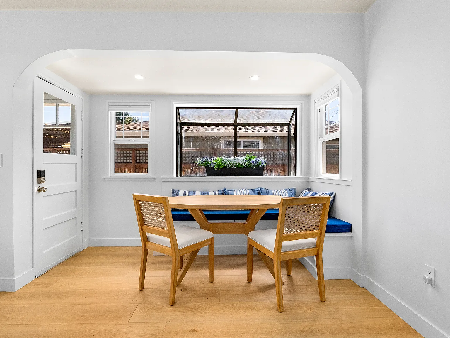 2 bed, 940 sqft, $5,800 — Photo 2