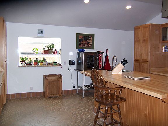 Garden window & 1/2-size Blodgett 220v convection oven. LED recessed lighting.