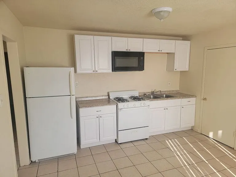 1593 Riverside Dr — Photo 3