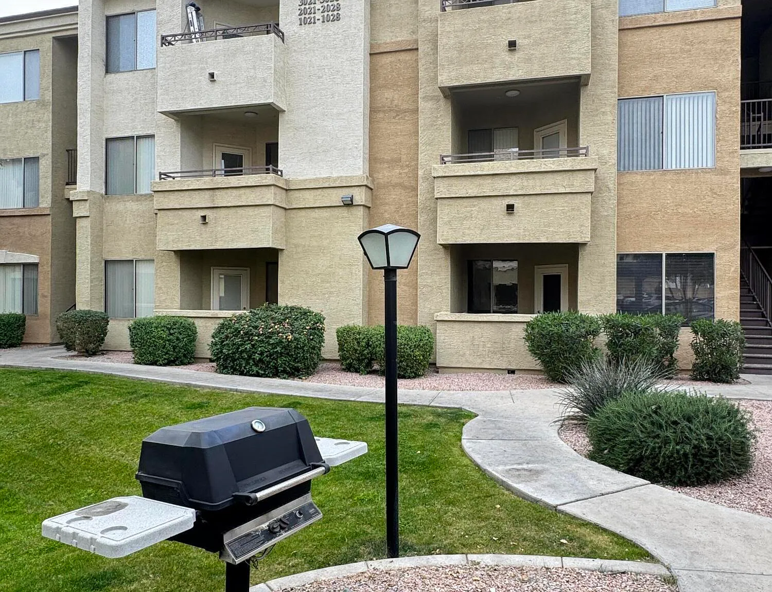 1 bed, 1.0 bath, 748 sqft, $1,175 — Photo 2