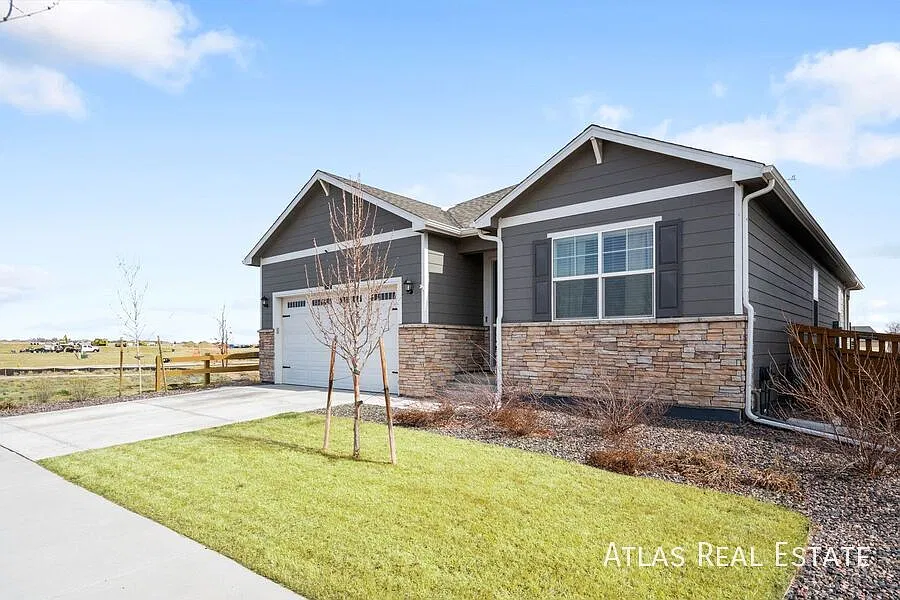 Luxury Living on a Corner Lot Spacious 4BR Home Near Trails & Town! — Photo 1