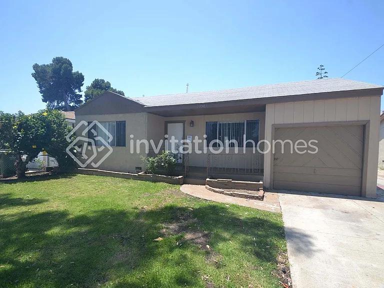 10307 Doty Ave — Photo 1