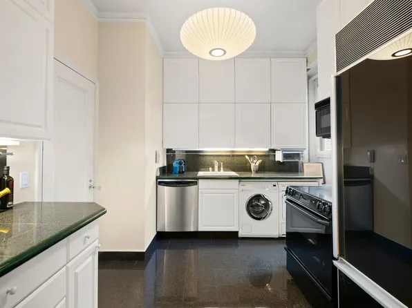 470 Park Avenue 4D image 2 of 7
