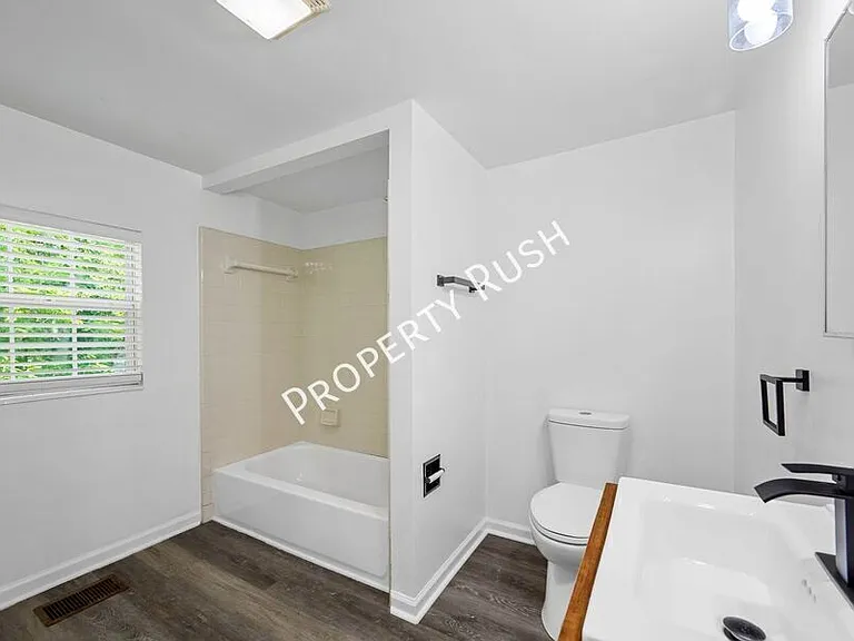 424 Hedgewood Dr — Photo 17