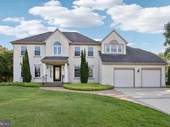 15 Horseshoe Dr, Mount Laurel, NJ 08054