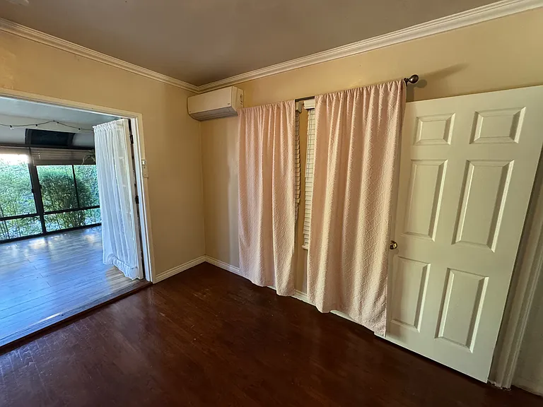 1033 W Micheltorena St — Photo 8