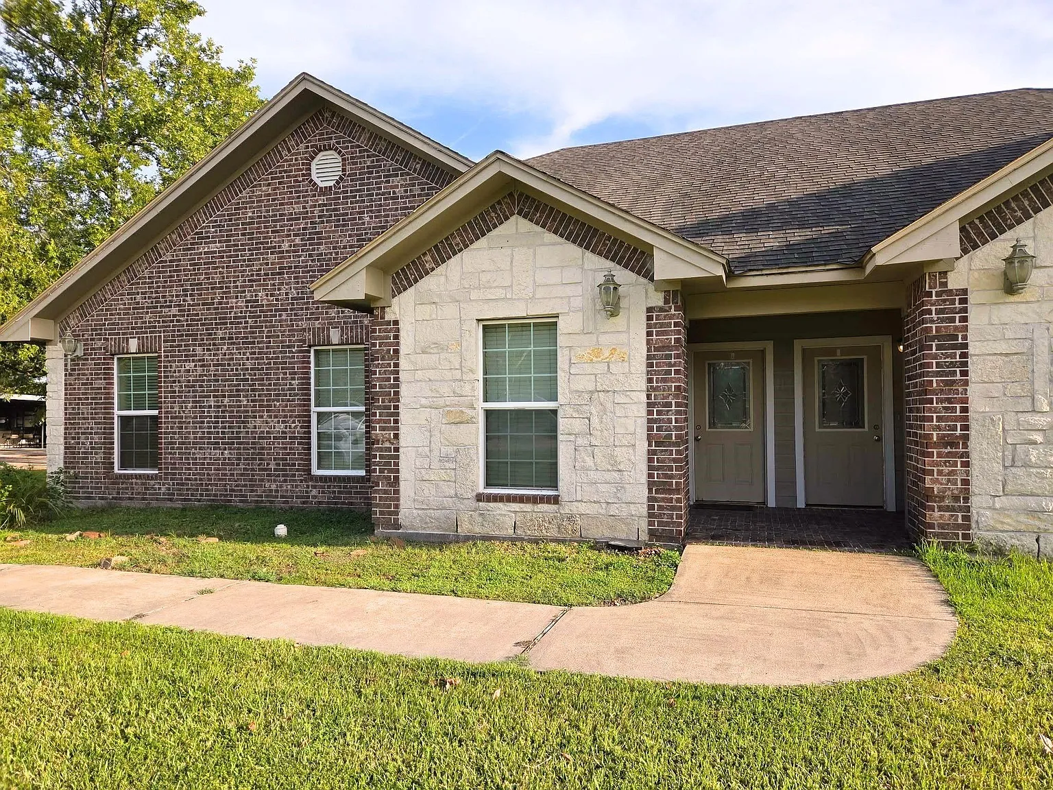 3 bed, 2.0 bath, 1256 sqft, $1,850 — Photo 2