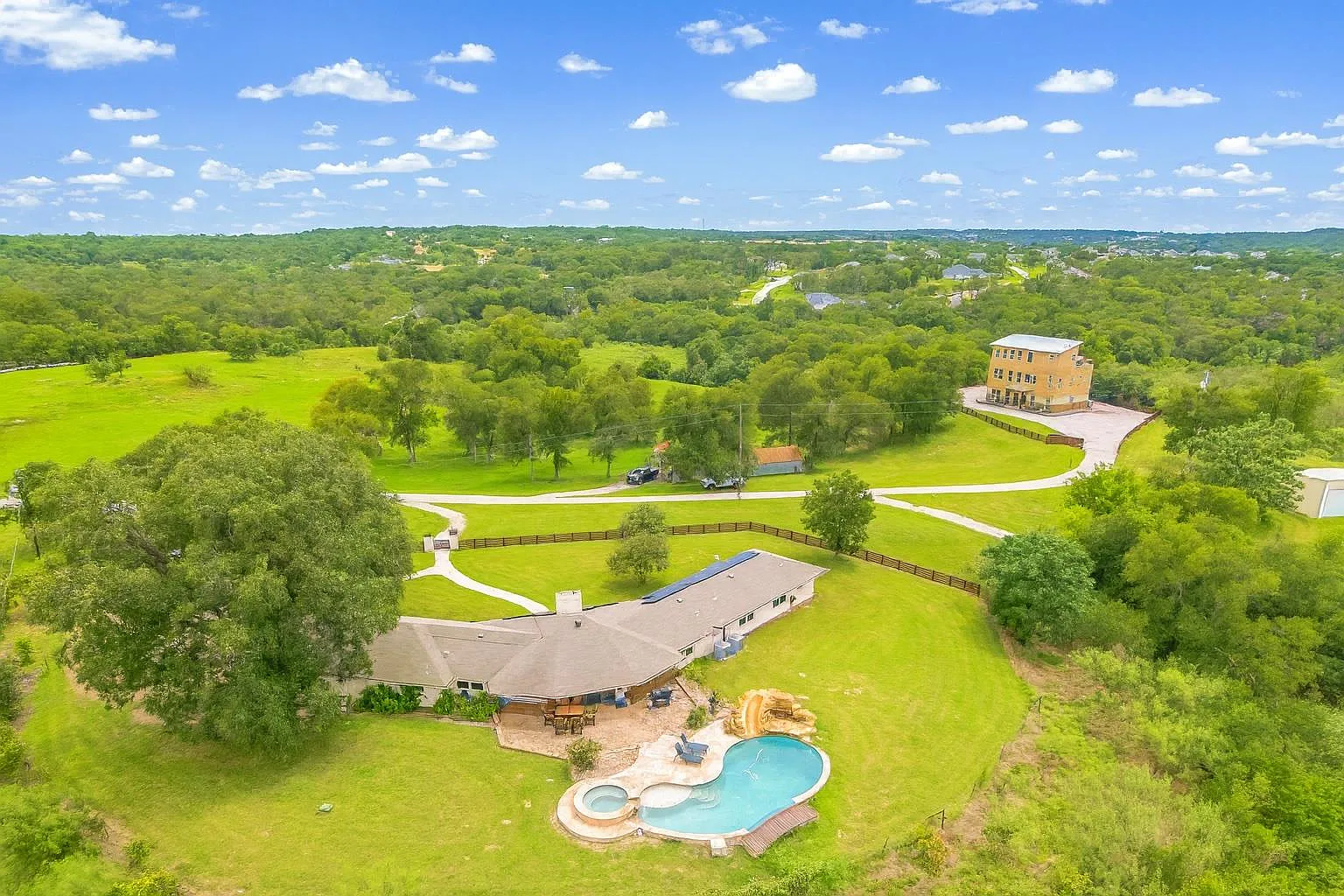 6 bed, 4.5 bath, 6833 sqft, $40,000 — Photo 2
