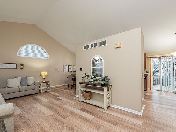 2nd image of 1071 Cambridge Dr