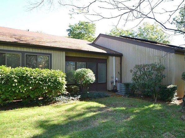 10 Strathmore Gate Dr, Stony Brook, NY 11790