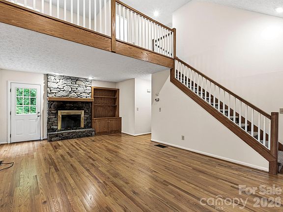 3rd image of 44 Leisure Mountain Rd