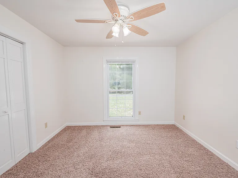 104 Dorchester Ln — Photo 10