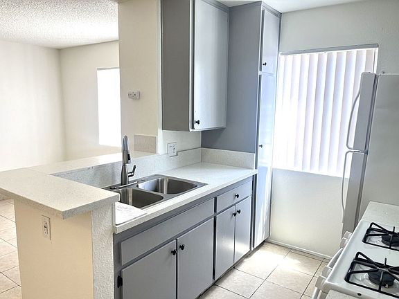 5th image of 4037 Winona Ave APT 3
