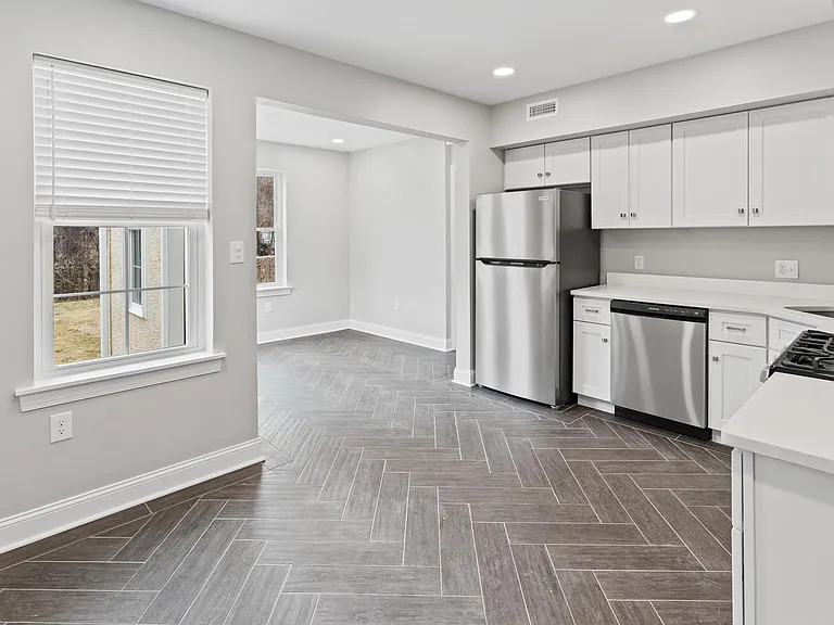 731 E Elm St — Photo 12