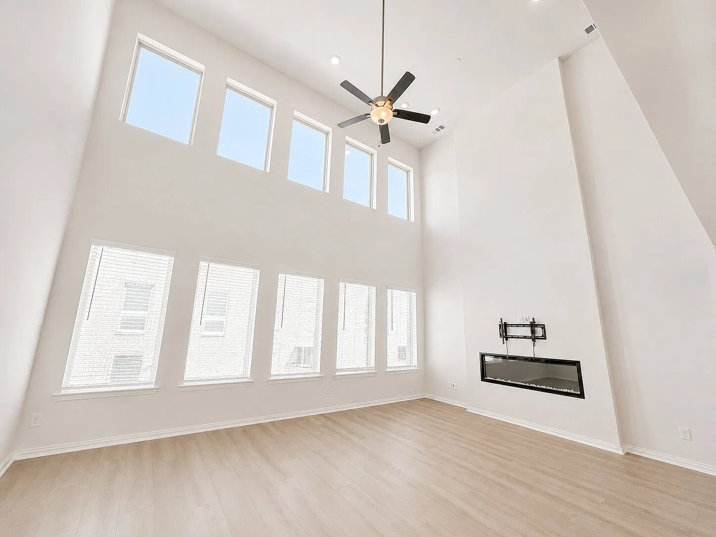 3 bed, 2289 sqft, $3,300 — Photo 1