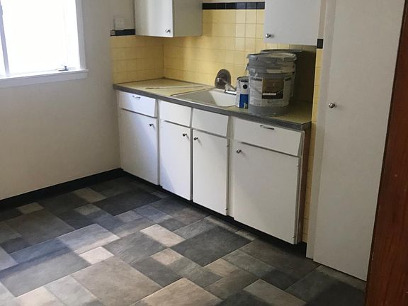 3rd image of 145 Lincoln Blvd