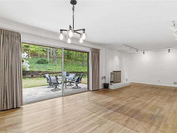 4th image of 955 Vistavia Cir